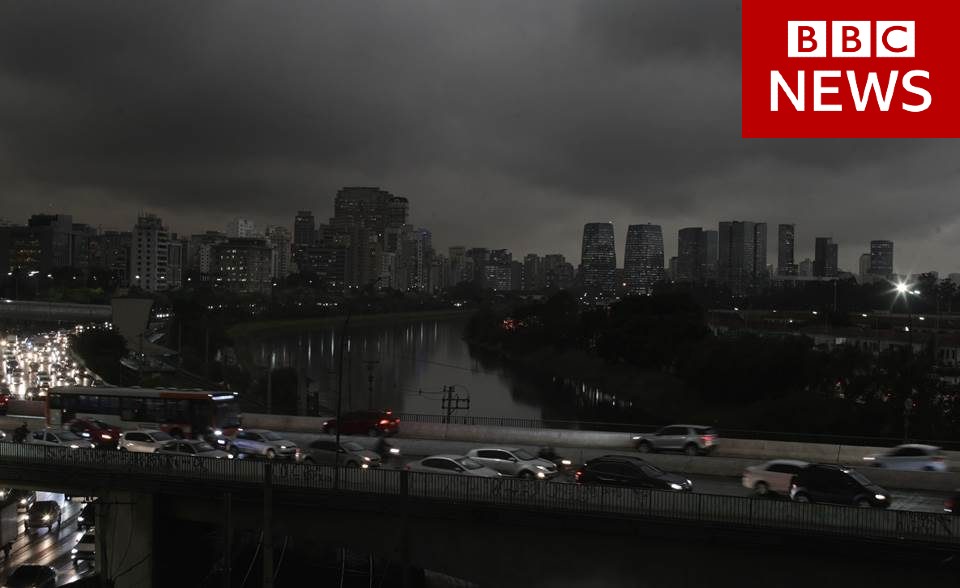 Cidade grande coberta por nuvens de fumaça provenientes das queimadas.